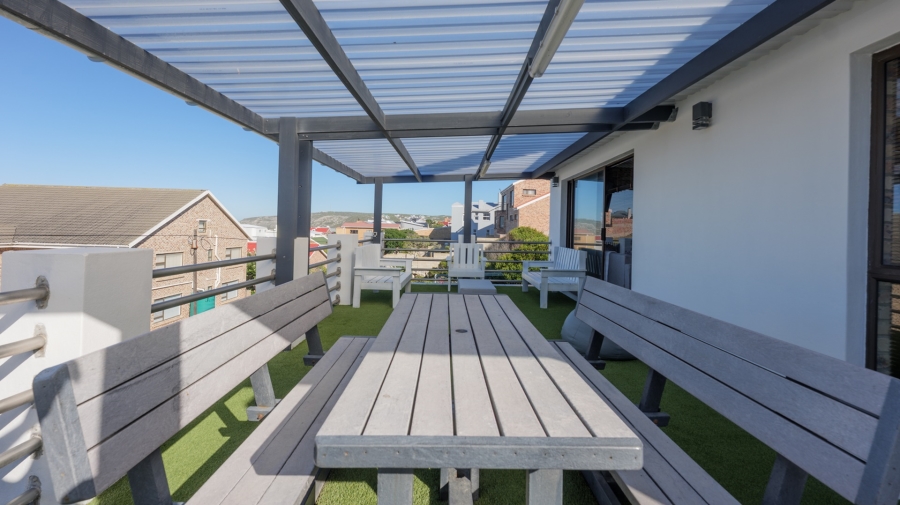 4 Bedroom Property for Sale in Oceanview Heights Western Cape